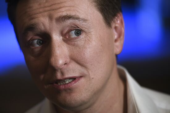 The Moscow Gubernsky (Provincial) Theatre	troop reunion before the start of a new season