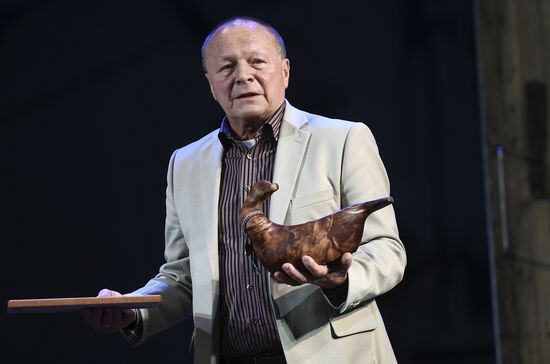 The Moscow Gubernsky (Provincial) Theatre	troop reunion before the start of a new season