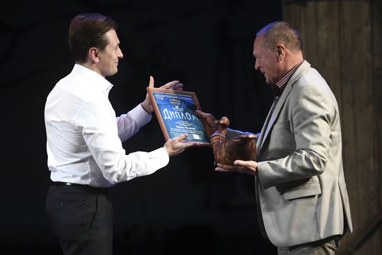 The Moscow Gubernsky (Provincial) Theatre	troop reunion before the start of a new season