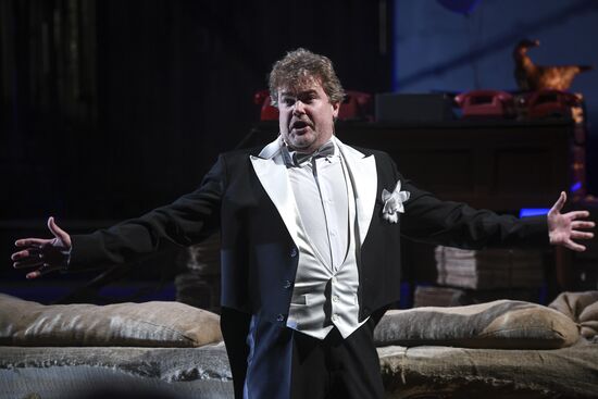 The Moscow Gubernsky (Provincial) Theatre	troop reunion before the start of a new season