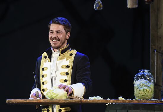 The Moscow Gubernsky (Provincial) Theatre	troop reunion before the start of a new season