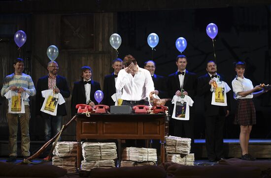 The Moscow Gubernsky (Provincial) Theatre	troop reunion before the start of a new season