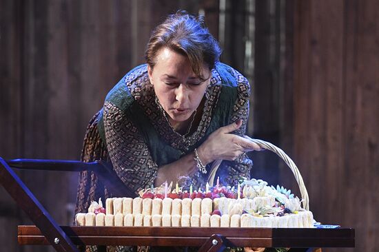 The Moscow Gubernsky (Provincial) Theatre	troop reunion before the start of a new season