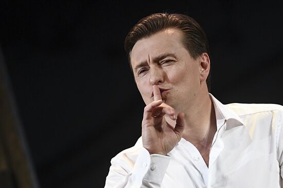 The Moscow Gubernsky (Provincial) Theatre	troop reunion before the start of a new season