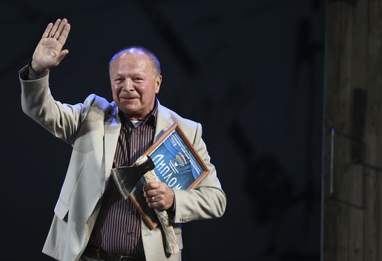 The Moscow Gubernsky (Provincial) Theatre	troop reunion before the start of a new season