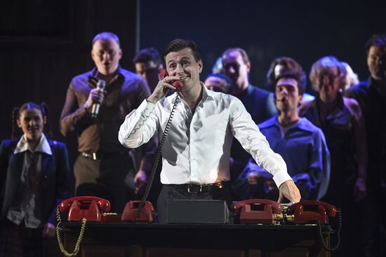 The Moscow Gubernsky (Provincial) Theatre	troop reunion before the start of a new season