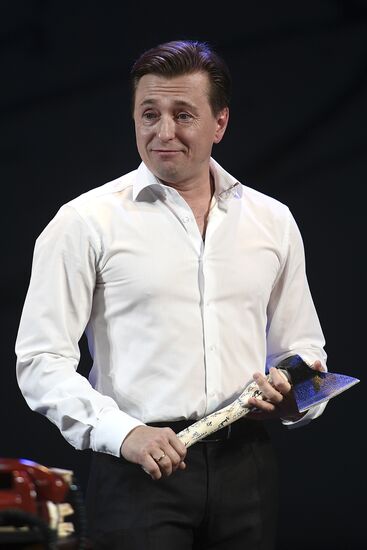 The Moscow Gubernsky (Provincial) Theatre	troop reunion before the start of a new season