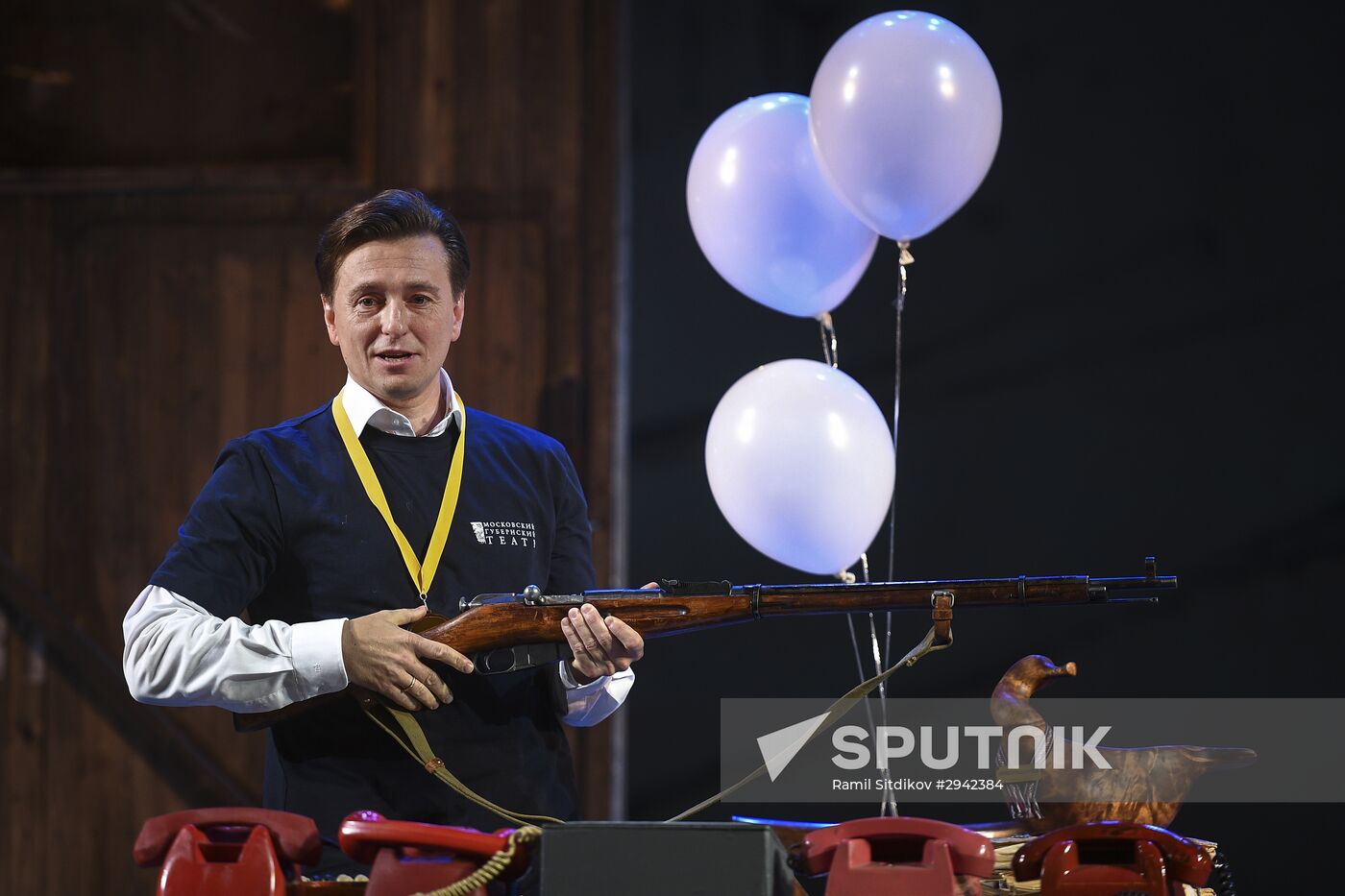 The Moscow Gubernsky (Provincial) Theatre	troop reunion before the start of a new season