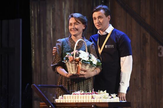 The Moscow Gubernsky (Provincial) Theatre	troop reunion before the start of a new season