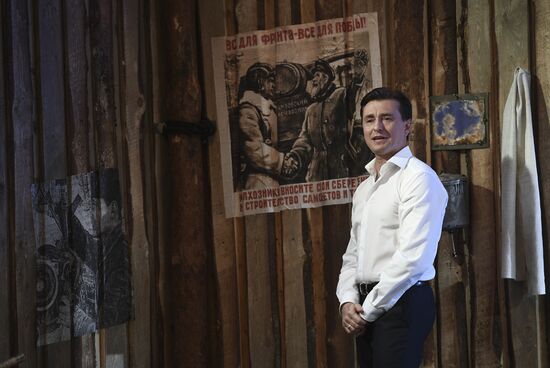 The Moscow Gubernsky (Provincial) Theatre	troop reunion before the start of a new season