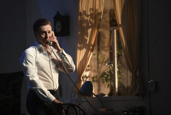 The Moscow Gubernsky (Provincial) Theatre	troop reunion before the start of a new season