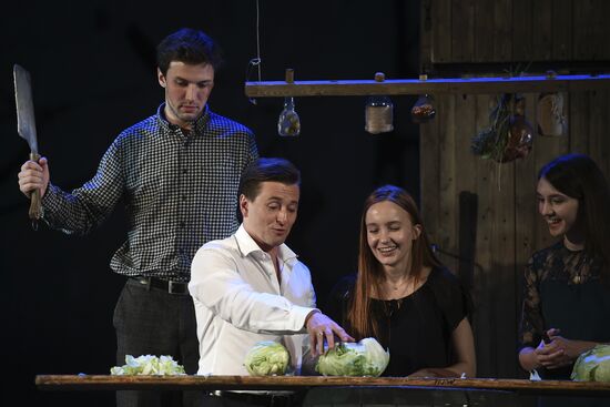 The Moscow Gubernsky (Provincial) Theatre	troop reunion before the start of a new season