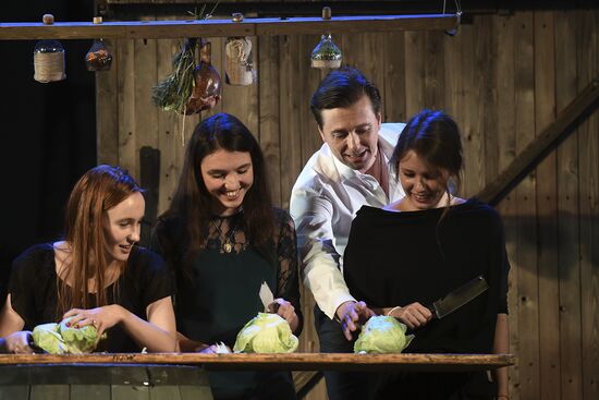 The Moscow Gubernsky (Provincial) Theatre	troop reunion before the start of a new season