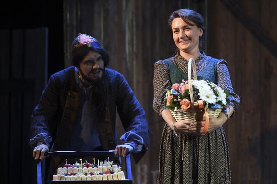 The Moscow Gubernsky (Provincial) Theatre	troop reunion before the start of a new season