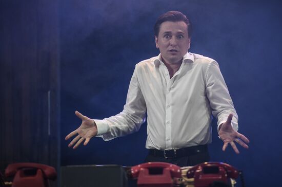 The Moscow Gubernsky (Provincial) Theatre	troop reunion before the start of a new season