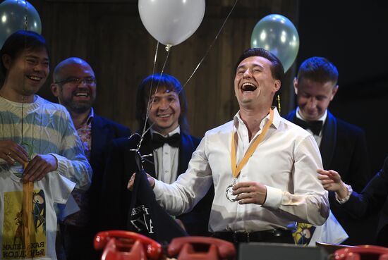 The Moscow Gubernsky (Provincial) Theatre	troop reunion before the start of a new season