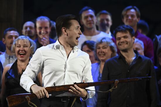 The Moscow Gubernsky (Provincial) Theatre	troop reunion before the start of a new season