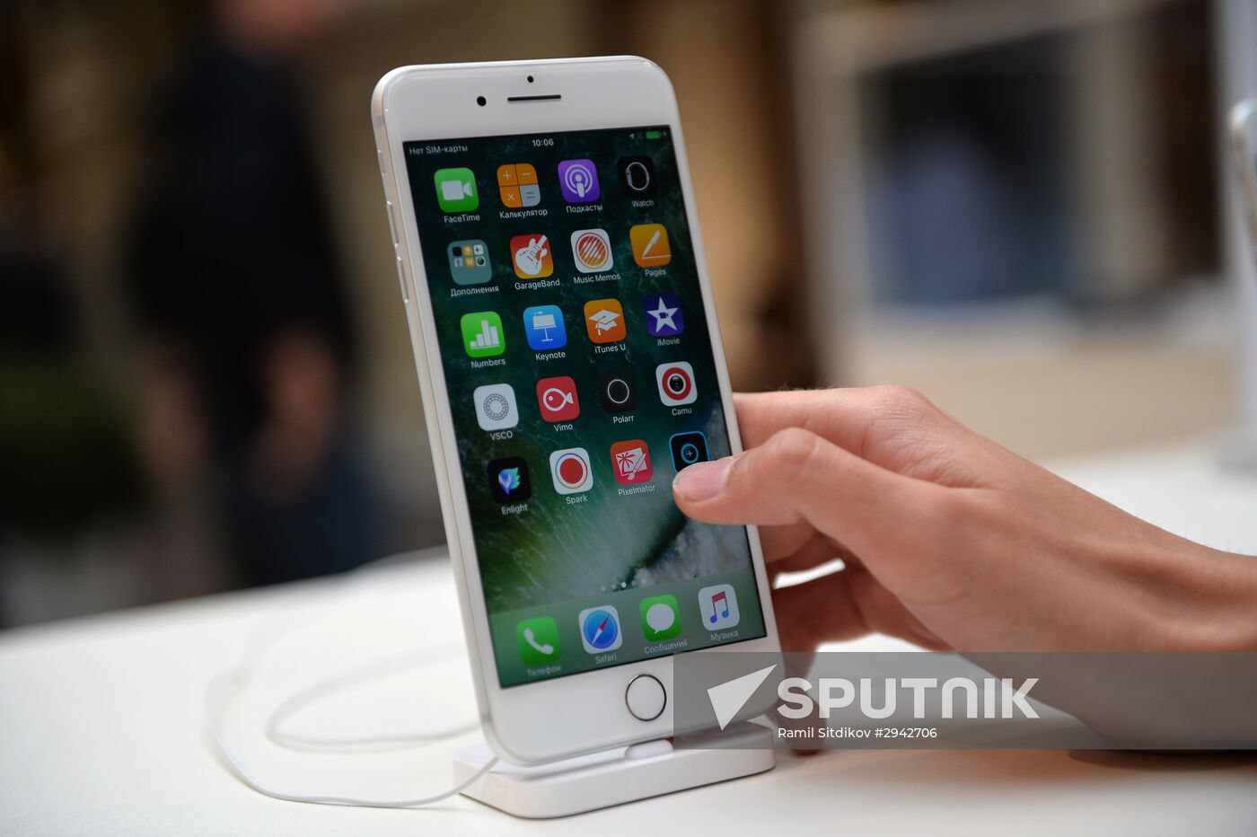 iPhone 7, iPhone 7 Plus go on sale