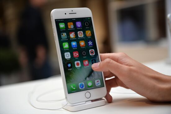 iPhone 7, iPhone 7 Plus go on sale