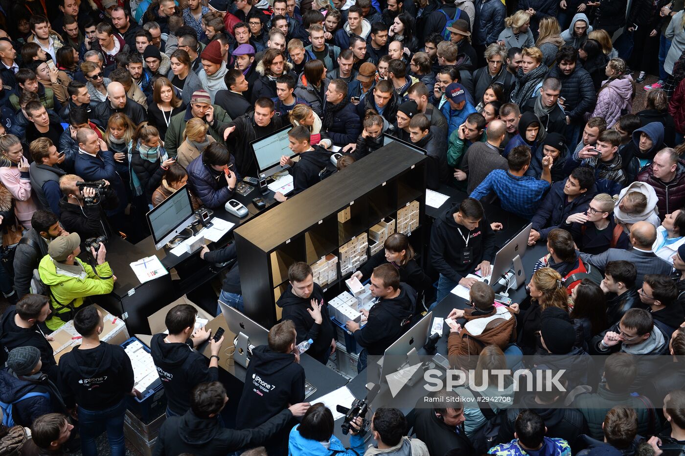 iPhone 7, iPhone 7 Plus go on sale