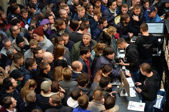 iPhone 7, iPhone 7 Plus go on sale