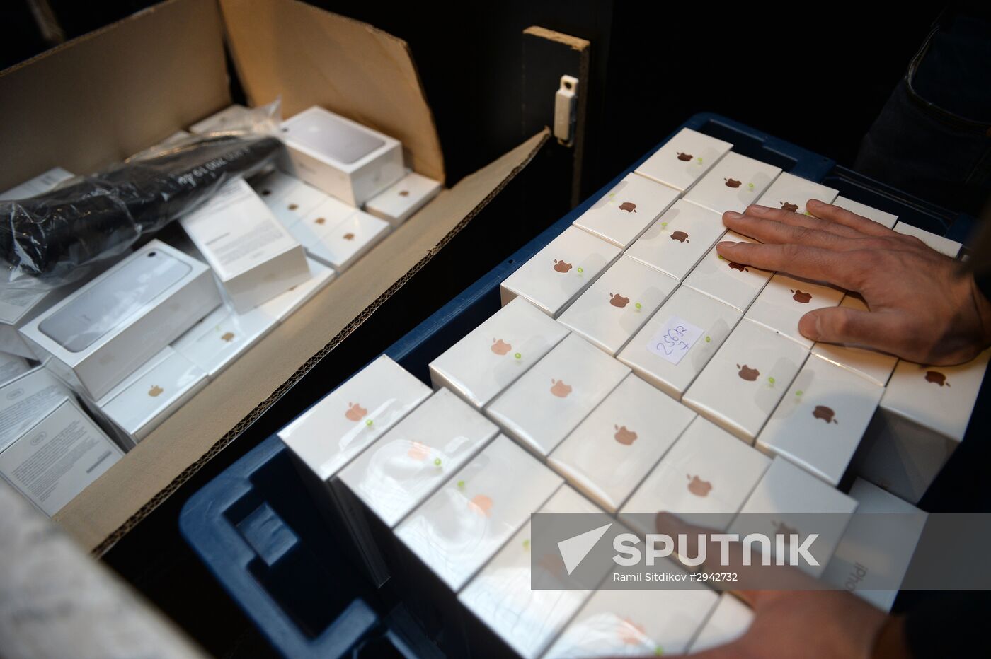iPhone 7, iPhone 7 Plus go on sale