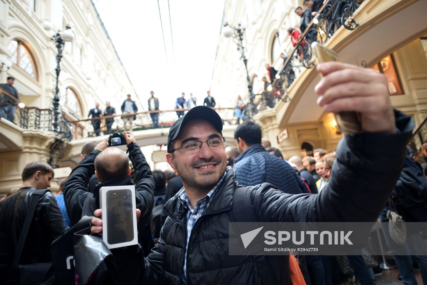 iPhone 7, iPhone 7 Plus go on sale