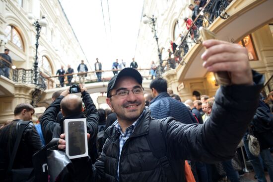 iPhone 7, iPhone 7 Plus go on sale