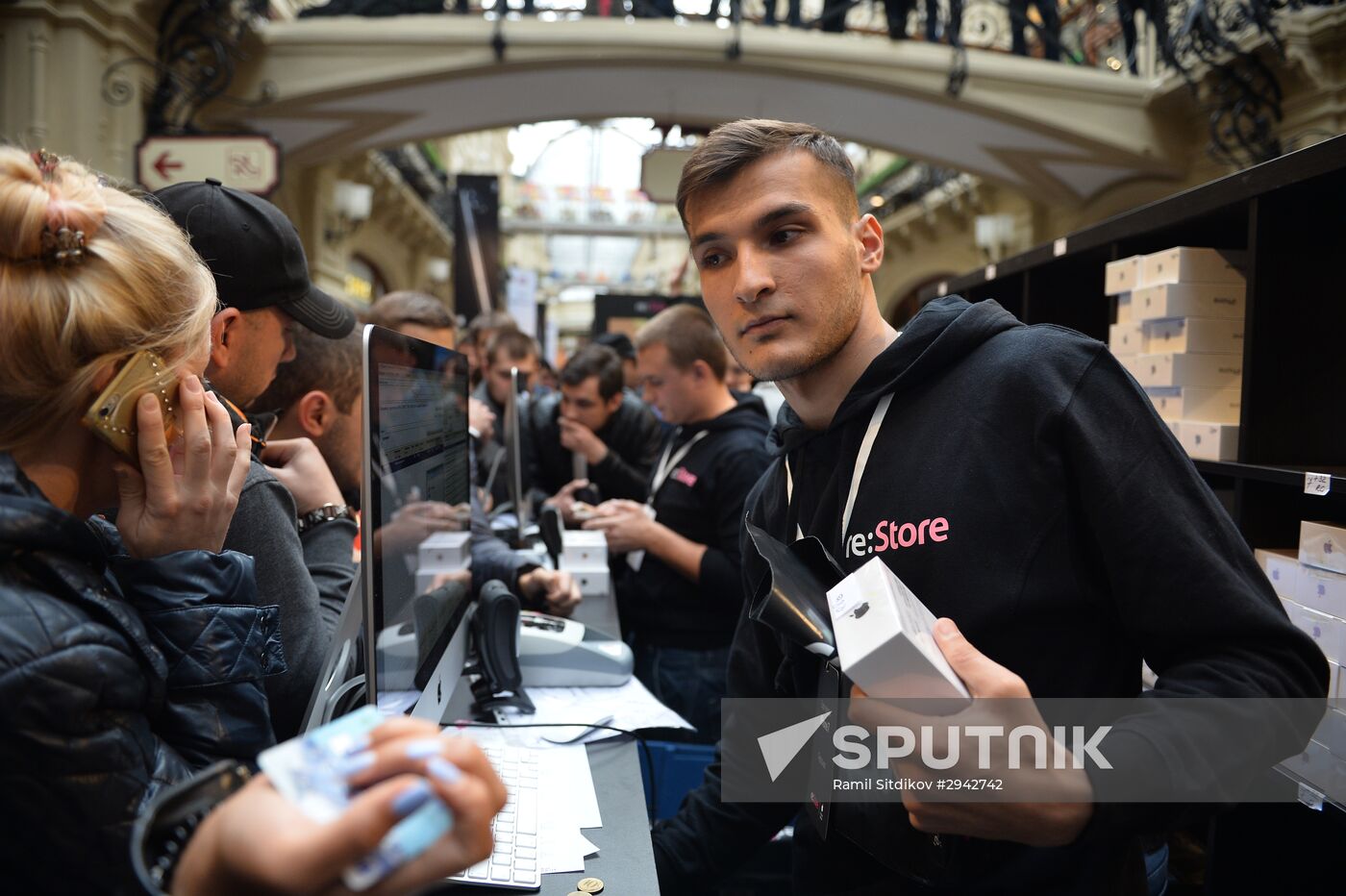 iPhone 7, iPhone 7 Plus go on sale
