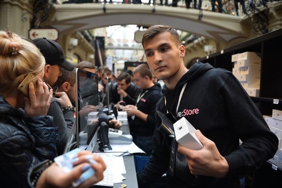 iPhone 7, iPhone 7 Plus go on sale