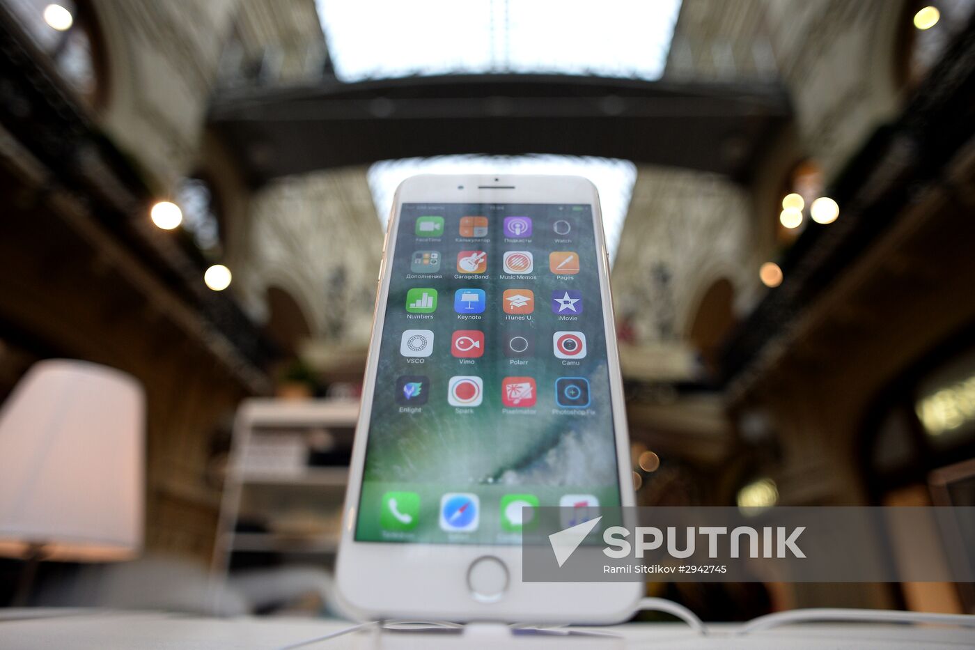 iPhone 7, iPhone 7 Plus go on sale