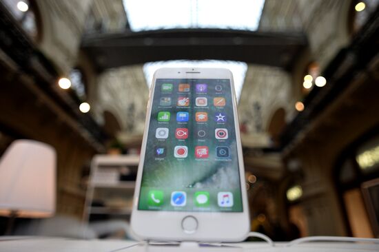iPhone 7, iPhone 7 Plus go on sale