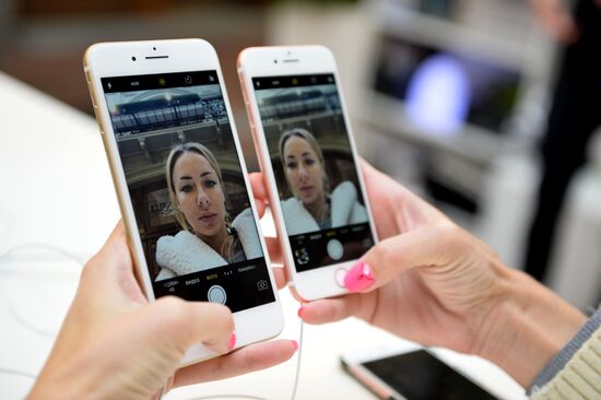 iPhone 7, iPhone 7 Plus go on sale