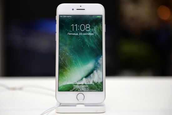 iPhone 7, iPhone 7 Plus go on sale
