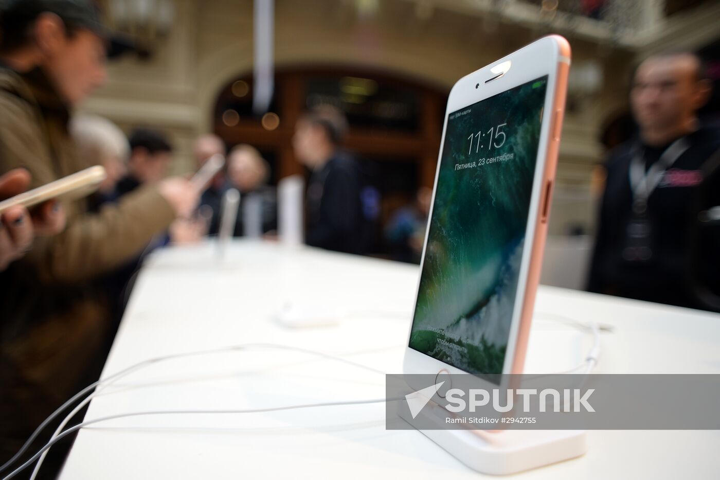 iPhone 7, iPhone 7 Plus go on sale
