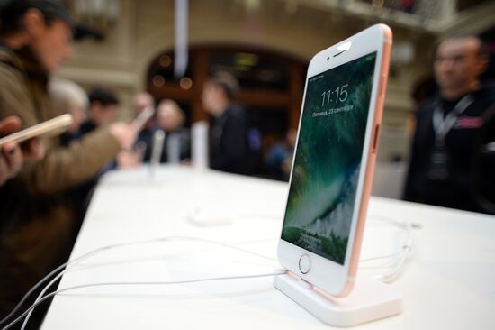 iPhone 7, iPhone 7 Plus go on sale