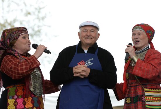 Saturday cleanup event in honor of ex-Moscow Mayor Yury Luzhkov