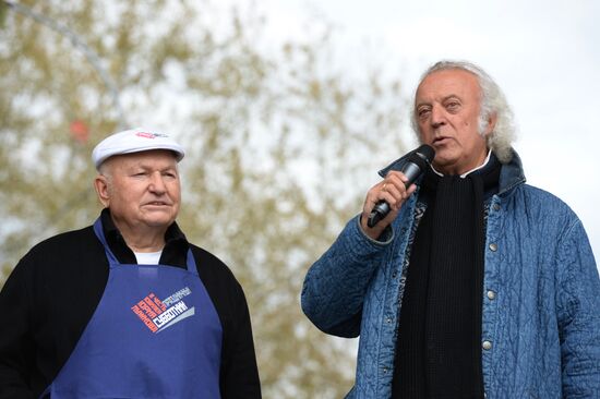 Clean-up effort in honour of ex-Moscow mayor Yuri Luzhkov