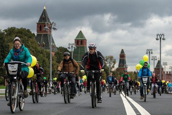 Fall cycling parade in Moscow