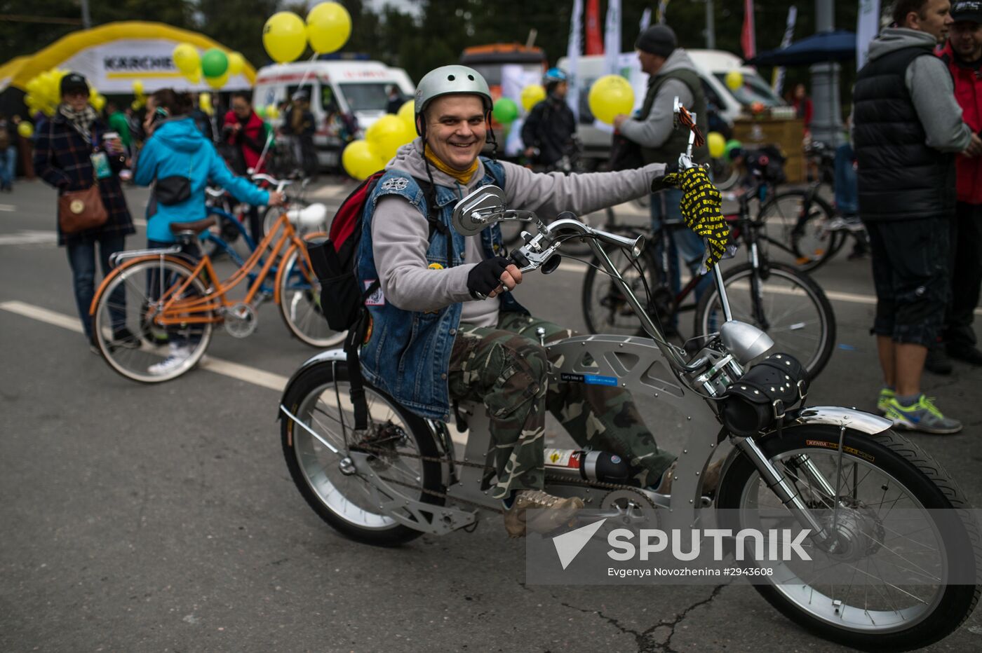 Fall cycling parade in Moscow