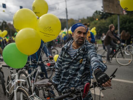 Fall cycling parade in Moscow
