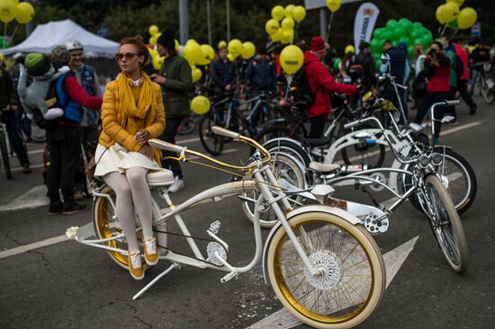 Fall cycling parade in Moscow