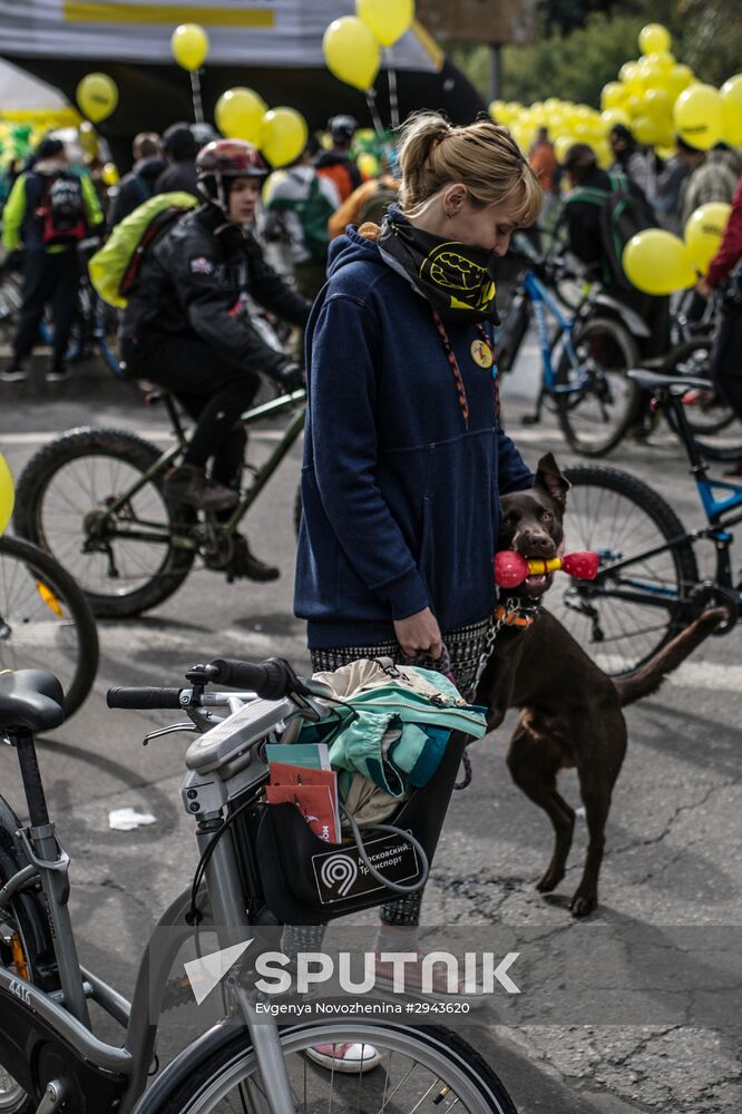 Fall cycling parade in Moscow