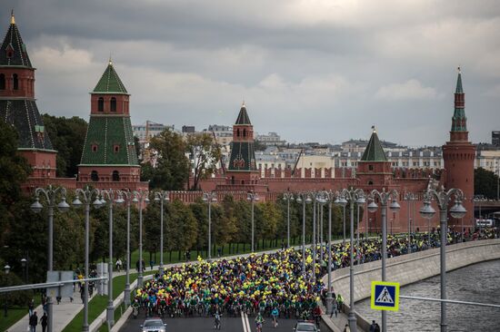 Fall cycling parade in Moscow