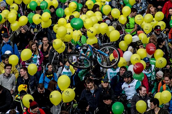 Fall cycling parade in Moscow
