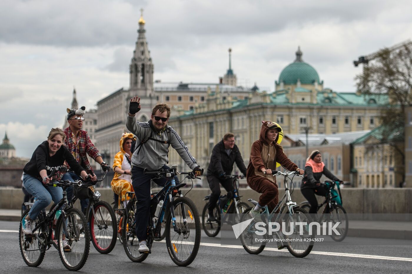 Fall cycling parade in Moscow