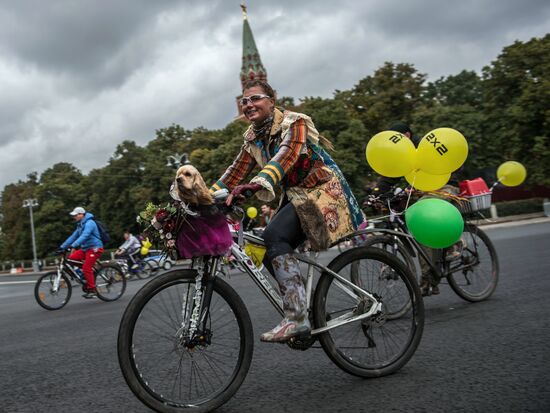 Fall cycling parade in Moscow
