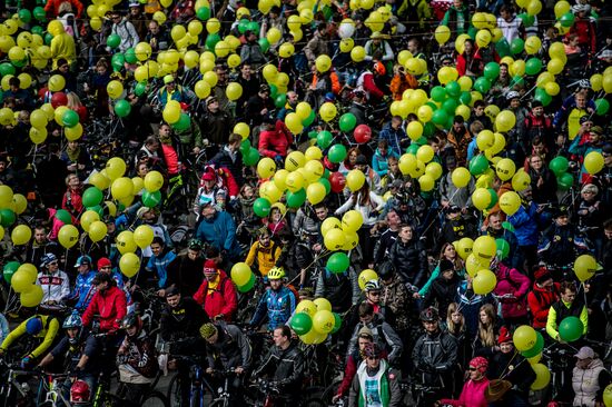 Fall cycling parade in Moscow
