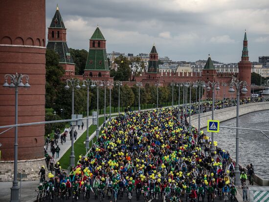 Fall cycling parade in Moscow