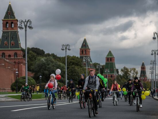 Fall cycling parade in Moscow